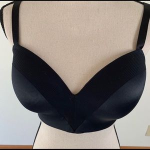 NWOT soma cooling bra size 36DD in color black. No underwire.